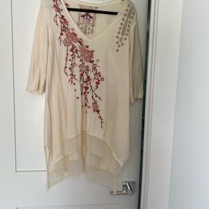 Like new JW tee shirt material long shirt. Size L, 3/4 sleeve. Bottom detail.